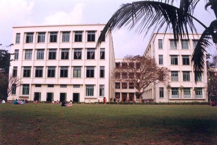 https://cache.careers360.mobi/media/colleges/social-media/media-gallery/8444/2018/10/12/Campus front view of Loreto College Kolkata_Campus-View.jpg